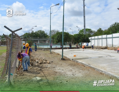 El Municipio de Jipijapa, mejora canchas en la Liga Deportiva Cantonal